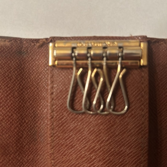 LV MONO KEYHOLDER - Picture 8 of 11